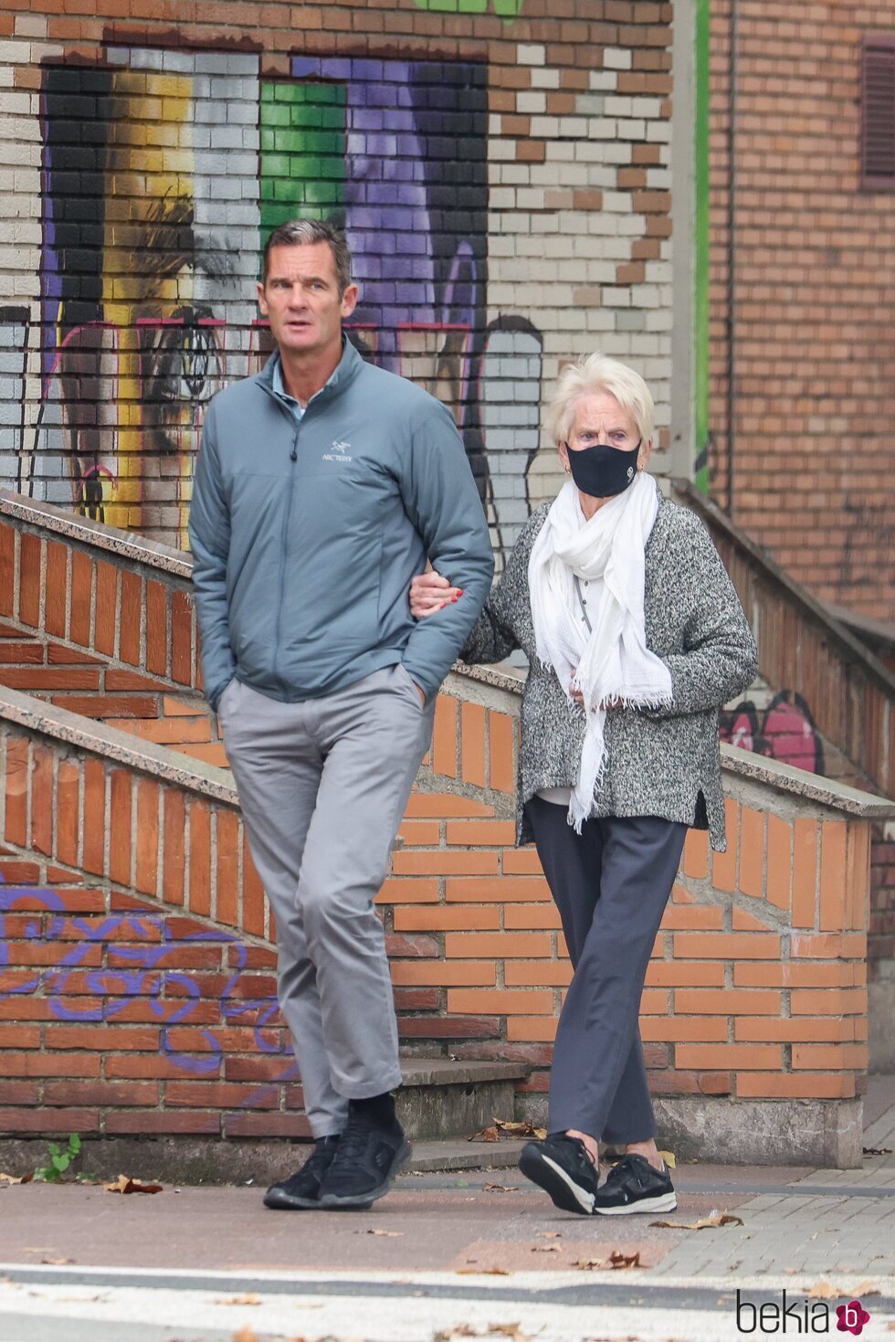 Iñaki Urdangarin y su madre dando un paseo por Vitoria