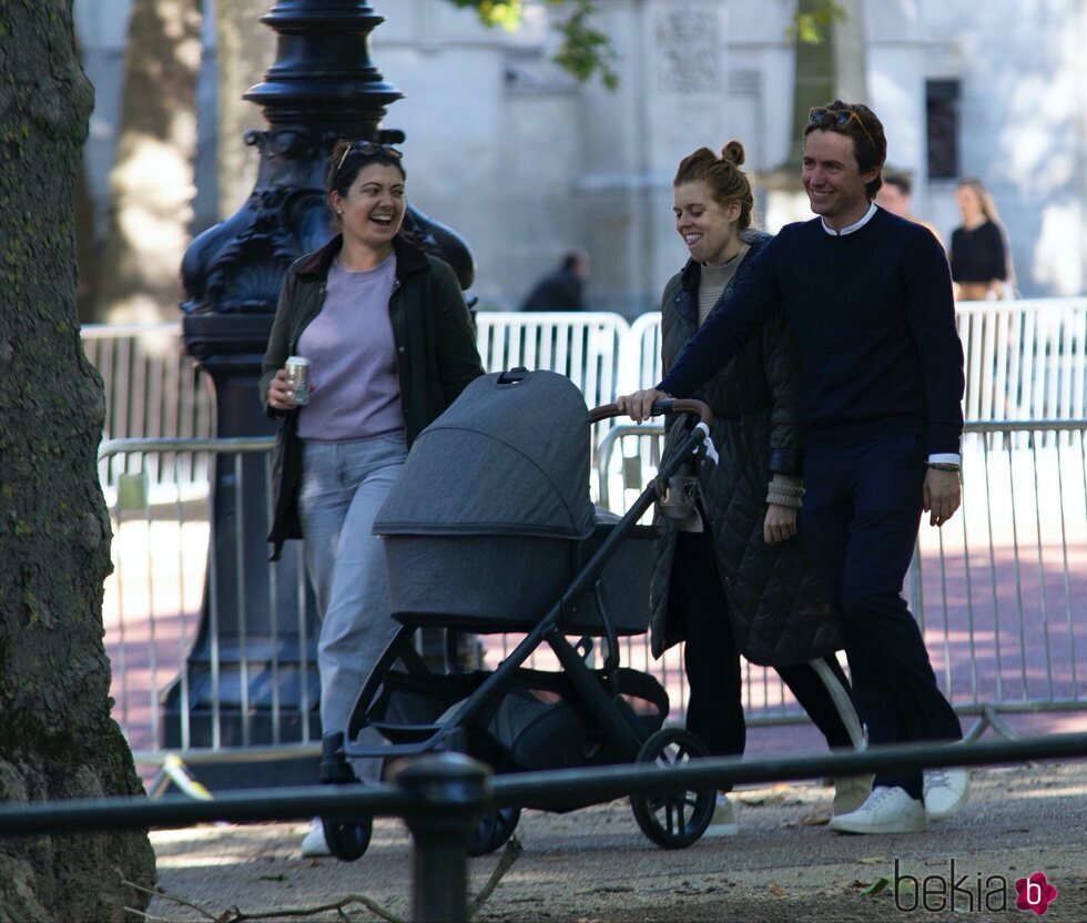 Beatriz de York y Edoardo Mapelli Mozzi en su primer paseo con su hija Sienna