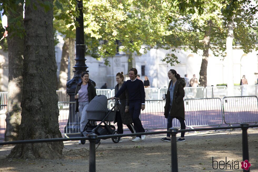 Beatriz de York y Edoardo Mapelli Mozzi paseando con su hija Sienna