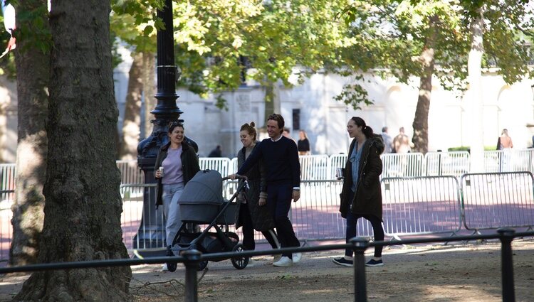 Beatriz de York y Edoardo Mapelli Mozzi paseando con su hija Sienna