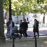 Beatriz de York y Edoardo Mapelli Mozzi paseando con su hija Sienna