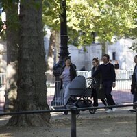 Beatriz de York y Edoardo Mapelli Mozzi paseando con su hija Sienna