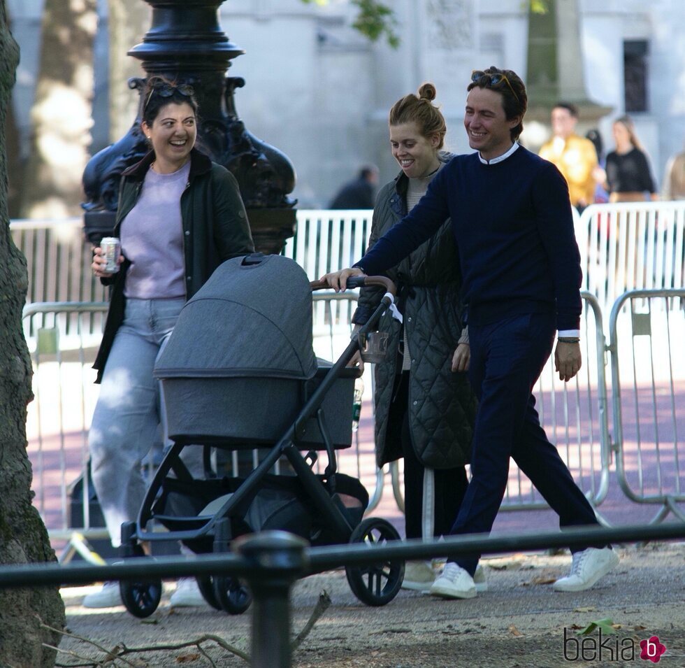 Beatriz de York y Edoardo Mapelli Mozzi paseando por primera vez con su hija Sienna por Londres