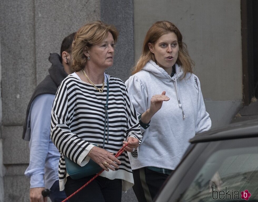 Beatriz de York con su suegra Nikki Williams-Ellis