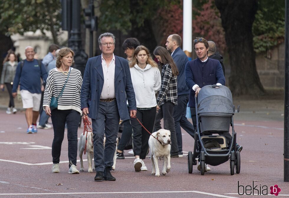 Beatriz de York y Edoardo Mapelli Mozzi con su hija Sienna y David y Nikki Williams-Ellis