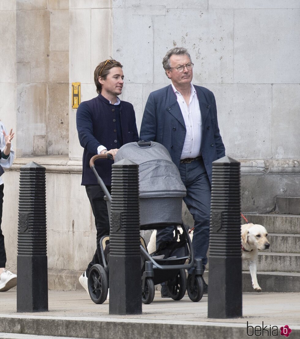 Edoardo Mapelli Mozzi con su hija Sienna y su padrastro David Williams-Ellis en Londres