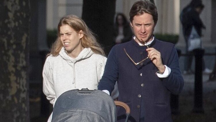 Beatriz de York y Edoardo Mapelli Mozzi en uno de sus primeros paseos con su hija Sienna Elizabeth