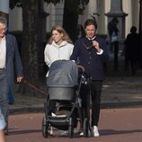 Beatriz de York y Edoardo Mapelli Mozzi en uno de sus primeros paseos con su hija Sienna Elizabeth