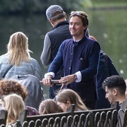 Edoardo Mapelli Mozzi llevando en carricoche a su hija Sienna