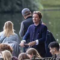 Edoardo Mapelli Mozzi llevando en carricoche a su hija Sienna