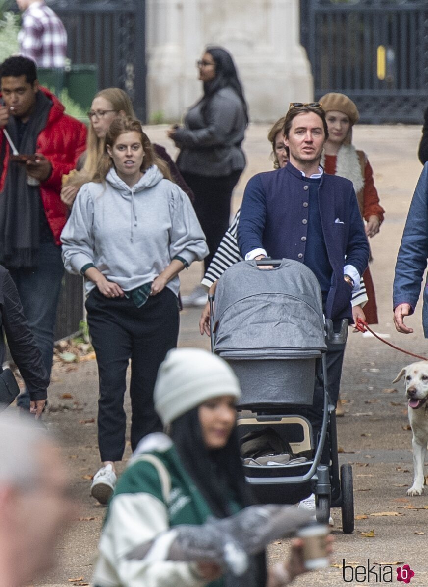 Beatriz de York y Edoardo Mapelli Mozzi con su hija Sienna en sus primeros paseos por Londres