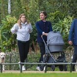 Beatriz de York y Edoardo Mapelli Mozzi con su hija Sienna en un parque de Londres