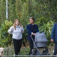 Beatriz de York y Edoardo Mapelli Mozzi con su hija Sienna en un parque de Londres