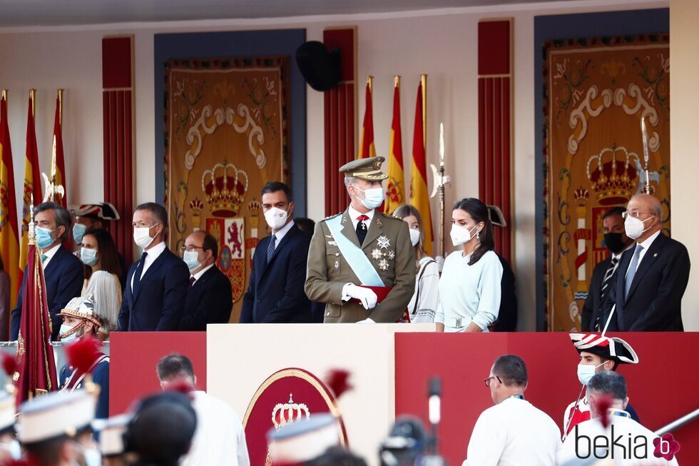 Los Reyes Felipe y Letizia y Pedro Sánchez en el Desfile Militar del Día de la Hispanidad 2021