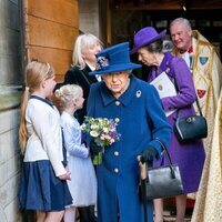 La Reina Isabel con bastón en un acto en la Abadía de Westminster