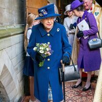 La Reina Isabel con bastón en el centenario de la Royal British Legion