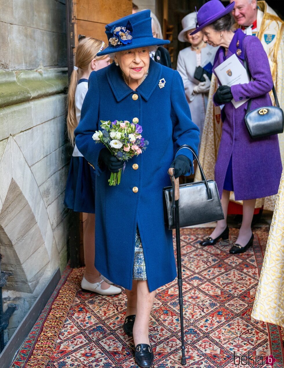 La Reina Isabel con bastón en el centenario de la Royal British Legion