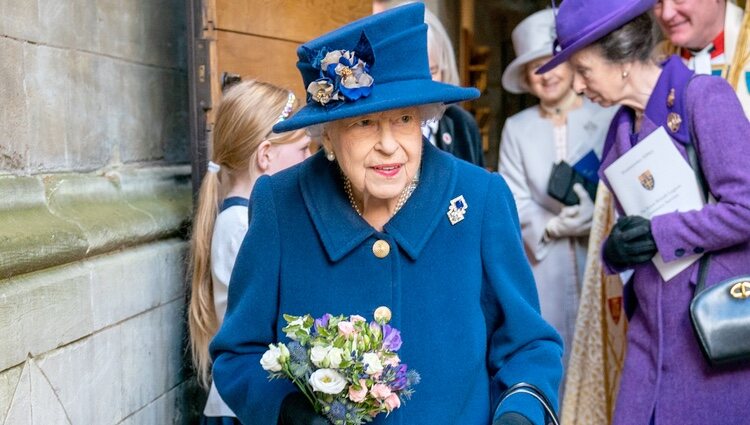 La Reina Isabel con bastón en el centenario de la Royal British Legion