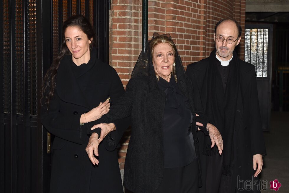 Pitita Ridruejo y su hija Claudia Stilianopoulos en el funeral de Mike Stilianopoulos