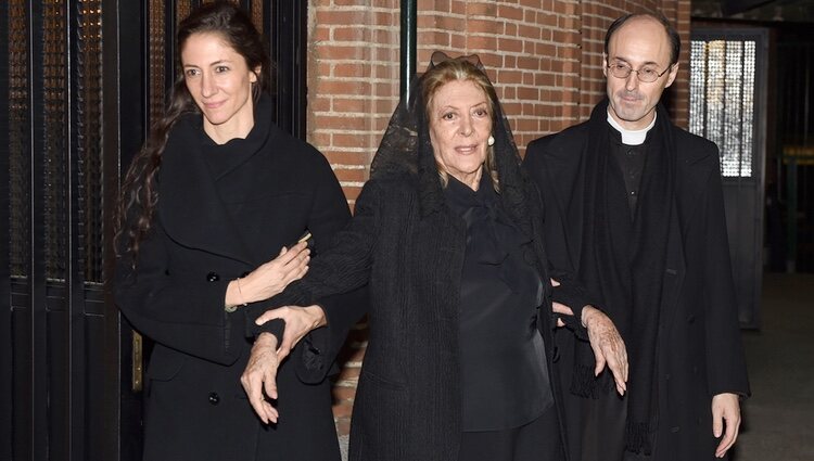 Pitita Ridruejo y su hija Claudia Stilianopoulos en el funeral de Mike Stilianopoulos