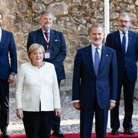 El Rey Felipe, Angela Merkel y el Presidente Pedro Sánchez junto a otras autoridades en el Monasterio de Yuste en la XIV Edición del Premio Europeo Carlos 