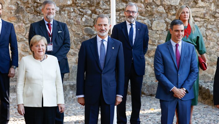 El Rey Felipe, Angela Merkel y el Presidente Pedro Sánchez junto a otras autoridades en el Monasterio de Yuste en la XIV Edición del Premio Europeo Carlos 