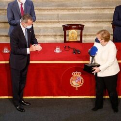 El Rey Felipe le hace entrega a Angela Merkel del Premio Europeo Carlos V en la XIV Edición celebrada en el Monasterio de Yuste