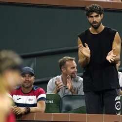 Juan Betancourt, muy pendiente de las jugadas de su novia Paula Badosa en el torneo Indian Wells