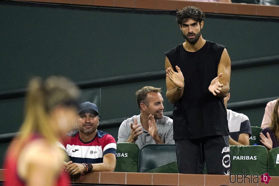 Juan Betancourt, muy pendiente de las jugadas de su novia Paula Badosa en el torneo Indian Wells