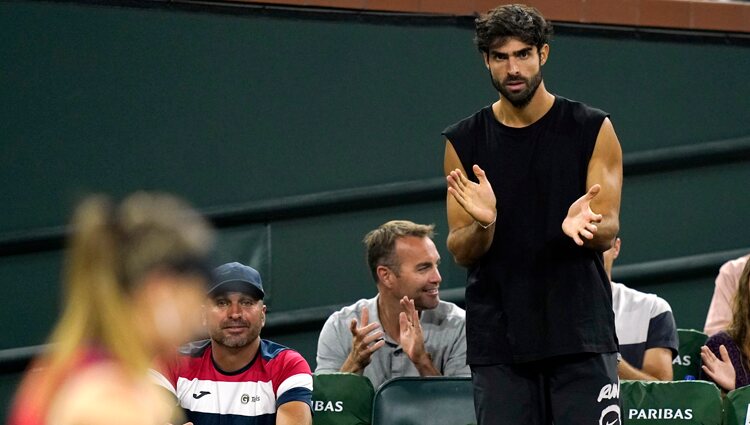 Juan Betancourt, muy pendiente de las jugadas de su novia Paula Badosa en el torneo Indian Wells