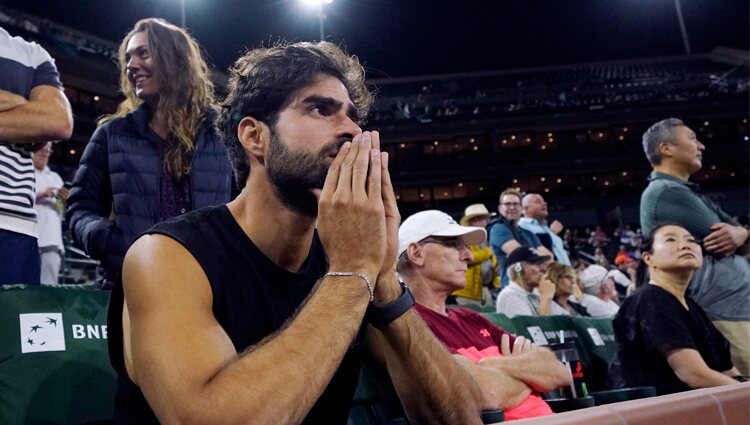 Juan Betancourt, muy nervioso ante las jugadas de su novia Paula Badosa en el torneo Indian Wells