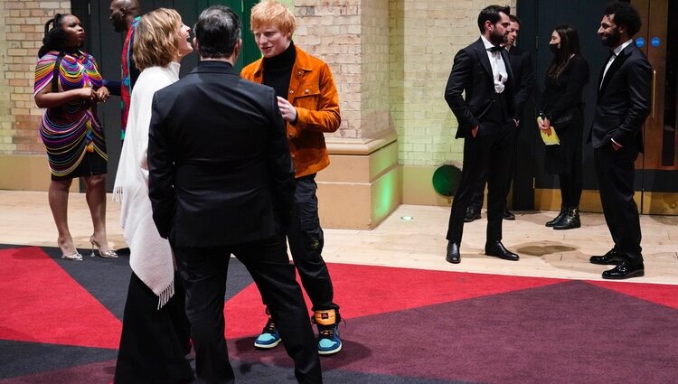 Ed Sheeran y Emma Watson hablando en los Premios Earthshot 2021