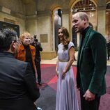 El Príncipe Guillermo y Kate Middleton hablando con Ed Sheeran en los Premios Earthshot 2021