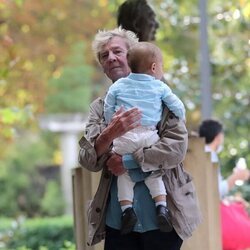 Ernesto de Hannover con su nieto Nicolás de Hannover en brazos en El Retiro de Madrid