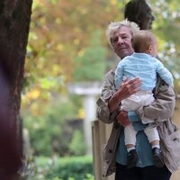 Ernesto de Hannover con su nieto Nicolás de Hannover en brazos en El Retiro de Madrid