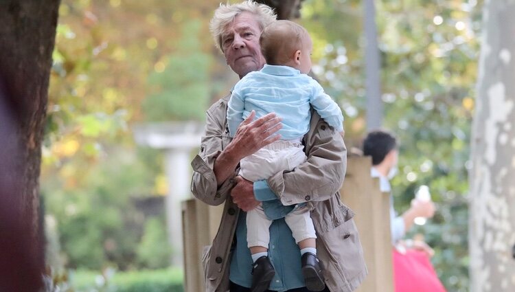 Ernesto de Hannover con su nieto Nicolás de Hannover en brazos en El Retiro de Madrid