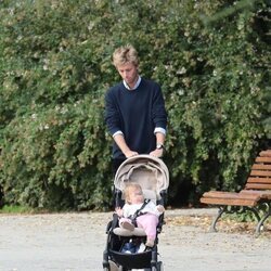 Christian de Hannover llevando a su hija Sofia de Hannover en carricoche en El Retiro de Madrid