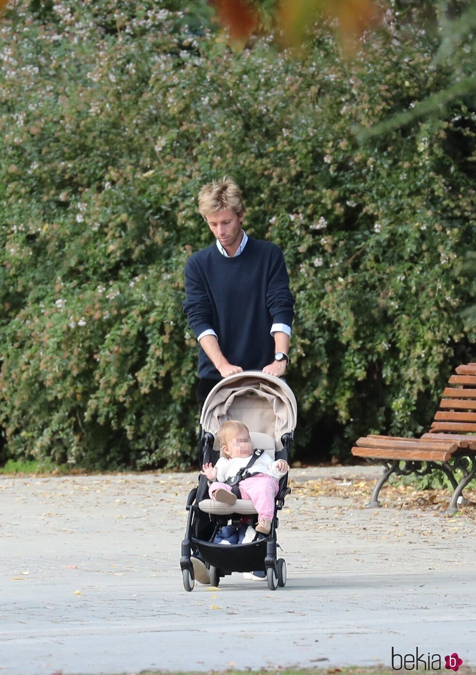 Christian de Hannover llevando a su hija Sofia de Hannover en carricoche en El Retiro de Madrid