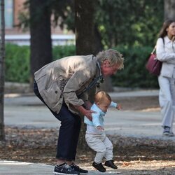 Ernesto de Hannover cogiendo a su nieto Nicolás de Hannover en El Retiro de Madrid