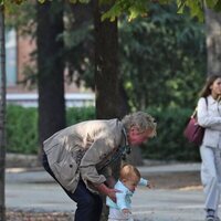 Ernesto de Hannover cogiendo a su nieto Nicolás de Hannover en El Retiro de Madrid