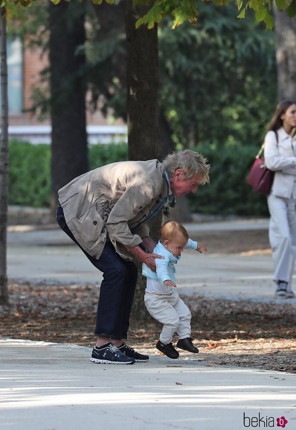 Ernesto de Hannover cogiendo a su nieto Nicolás de Hannover en El Retiro de Madrid