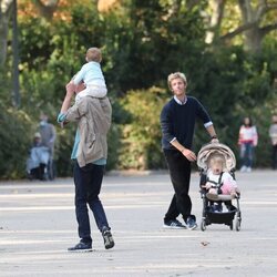 Ernesto de Hannover jugando con su nieto Nicolás en presencia de Christian de Hannover y Sofía de Hannover en El Retiro de Madrid