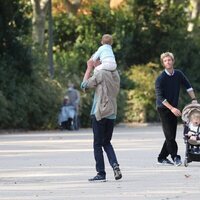 Ernesto de Hannover jugando con su nieto Nicolás en presencia de Christian de Hannover y Sofía de Hannover en El Retiro de Madrid