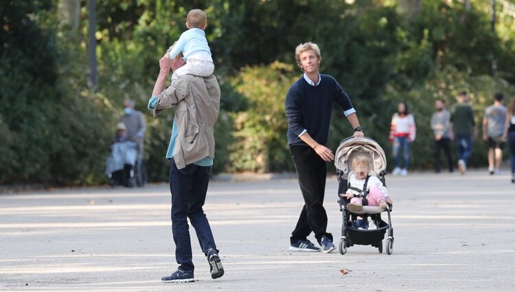 Ernesto de Hannover jugando con su nieto Nicolás en presencia de Christian de Hannover y Sofía de Hannover en El Retiro de Madrid