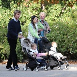 Ernesto de Hannover con su hijo Christian de Hannover, su nuera Sassa de Osma y sus nietos Nicolás y Sofía en El Retiro de Madrid