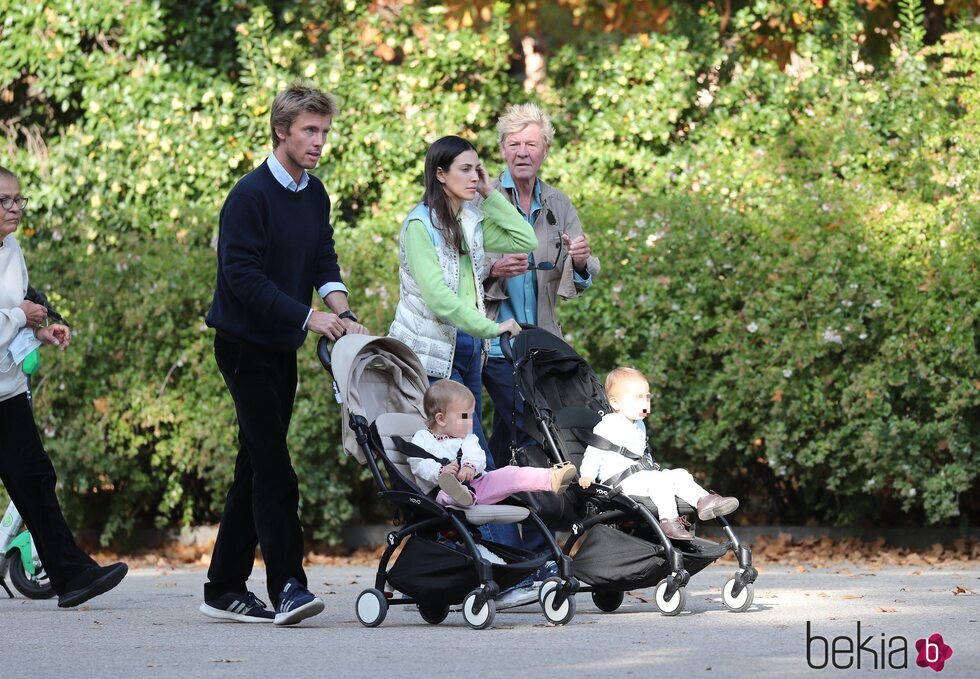 Ernesto de Hannover con su hijo Christian de Hannover, su nuera Sassa de Osma y sus nietos Nicolás y Sofía en El Retiro de Madrid