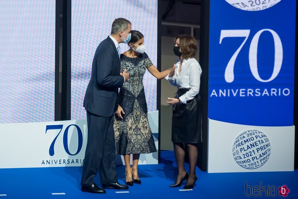 Los Reyes Felipe y Letizia con Paloma Sánchez-Garnica en el Premio Planeta 2021