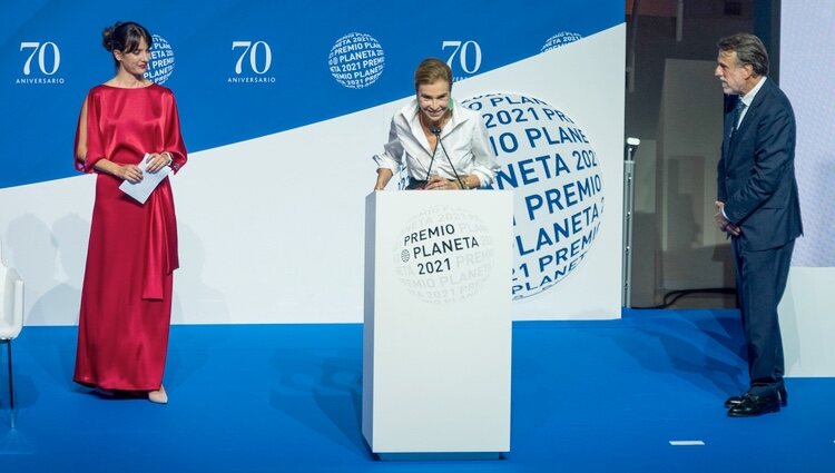 Carmen Posadas desvela el ganador del Premio Planeta 2021 en presencia de José Crehueras y Esther Vaquero