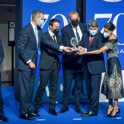 Los Reyes Felipe y Letizia con los ganadores del Premio Planeta 2021