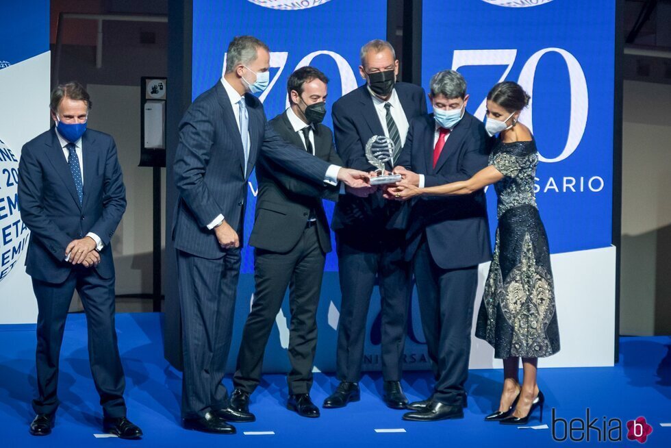 Los Reyes Felipe y Letizia con los ganadores del Premio Planeta 2021